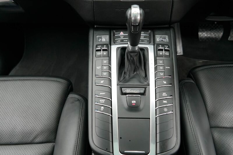 PORSCHE MACAN