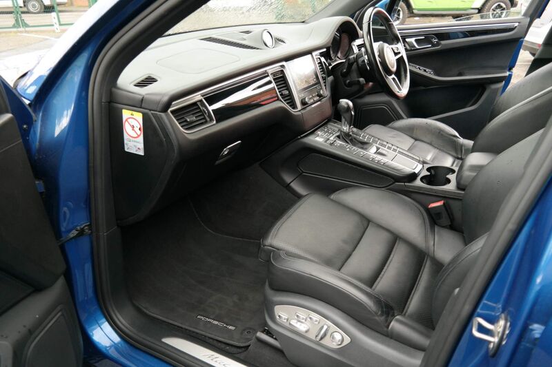 PORSCHE MACAN