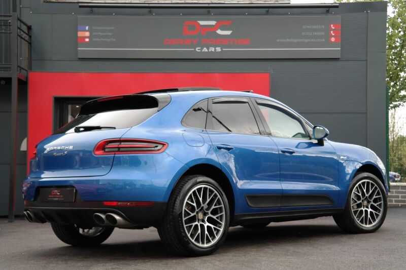 PORSCHE MACAN