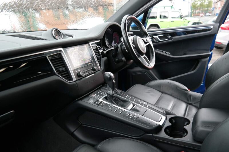 PORSCHE MACAN