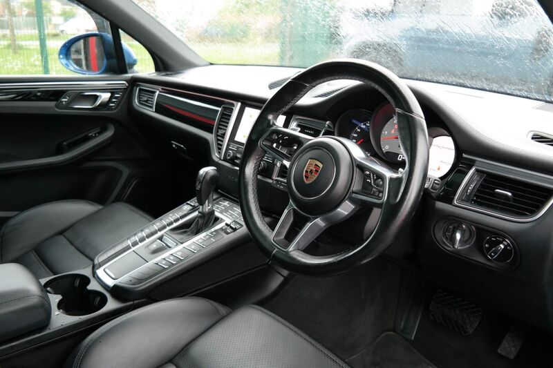 PORSCHE MACAN